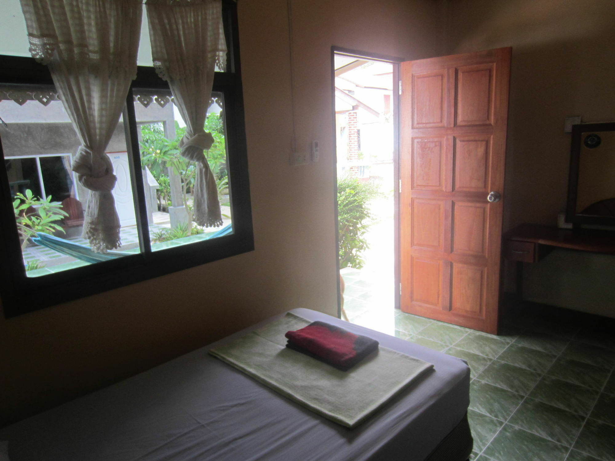 Charung Beach Haad Rin Exterior foto